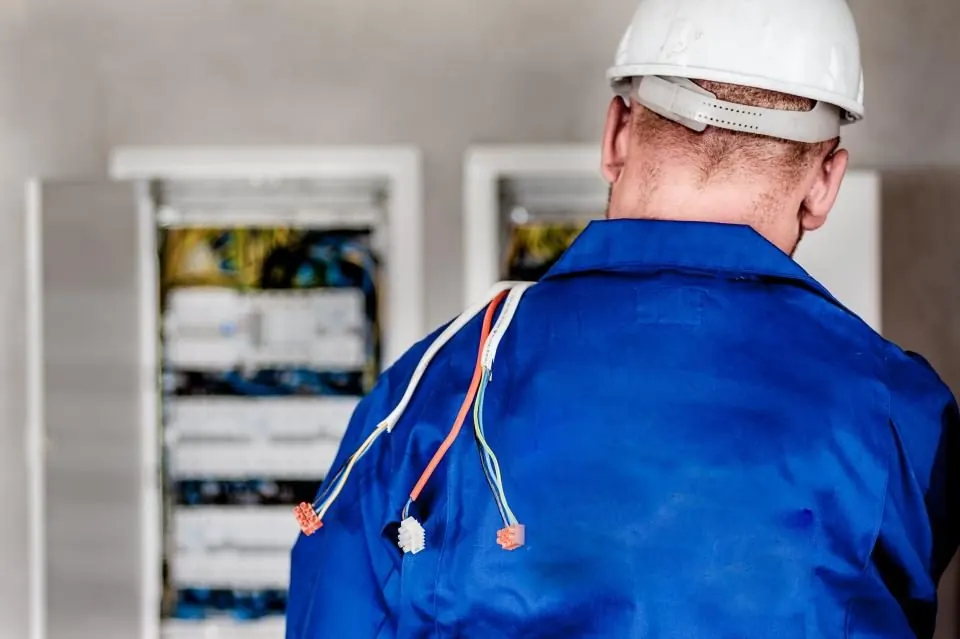 Técnico em automação industrial: o que faz, onde estudar e quanto ganha